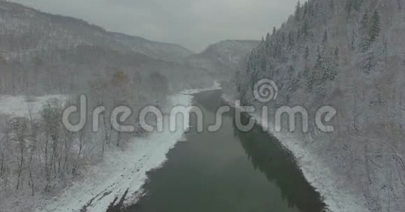 乌拉尔森林岩石山河空中景观视频的预览图