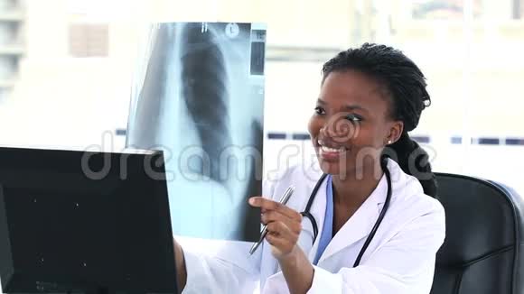 女医生看胸部X光片视频的预览图