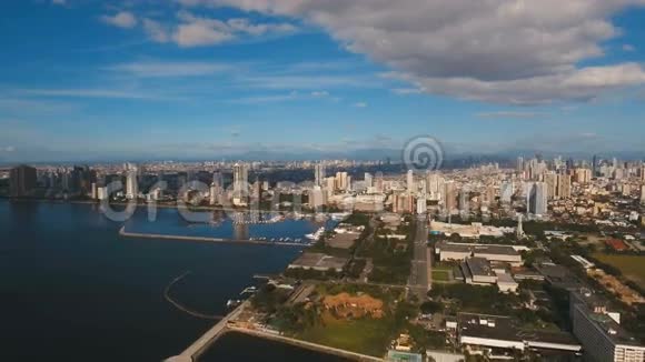 有摩天大楼和建筑物的空中城市菲律宾马尼拉马卡蒂视频的预览图