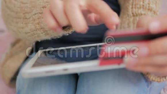 女子用信用卡在数码平板电脑上购物视频的预览图