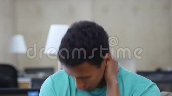 疲惫的黑人青年在办公室肖像视频的预览图