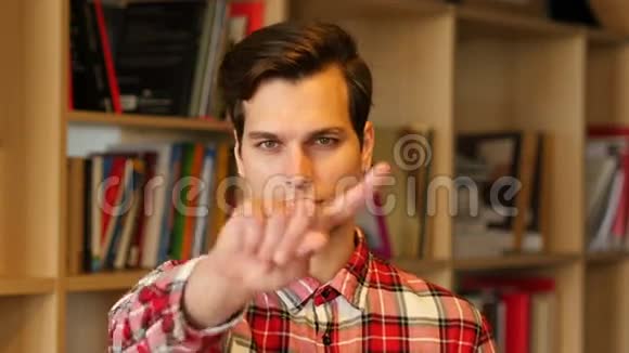 拒绝人类用挥舞手指的姿态视频的预览图