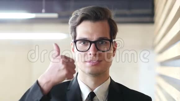 商人的拇指肖像视频的预览图