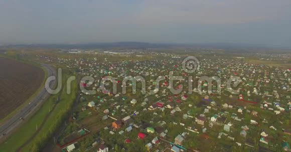 秋天俄罗斯乡村的空中景色视频的预览图
