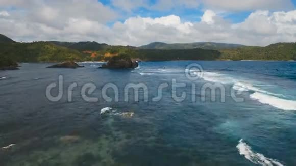 带有热带岛屿的海景岩石和波浪菲律宾卡坦杜内斯视频的预览图