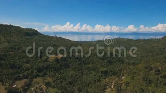 鸟瞰热带岛屿上美丽的海岸线菲律宾宿务岛视频的预览图