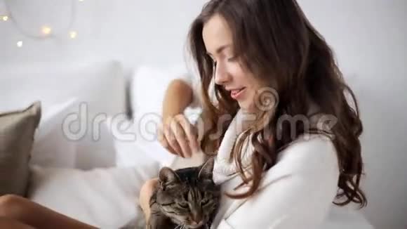 家里有只猫的快乐年轻女人视频的预览图
