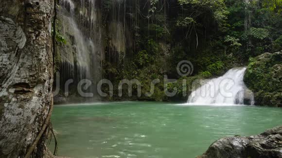 美丽的热带瀑布菲律宾宿务岛视频的预览图