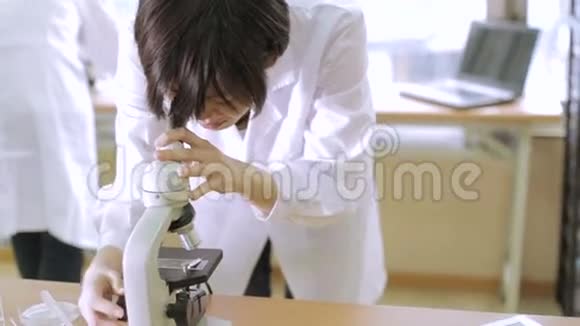 实验室的亚洲女科学家视频的预览图
