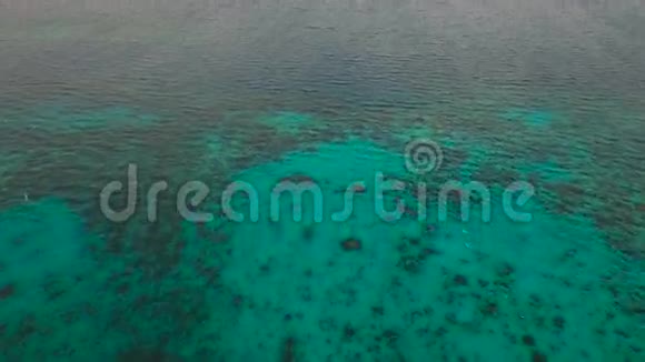 美丽的海湾鸟瞰图热带岛屿视频的预览图
