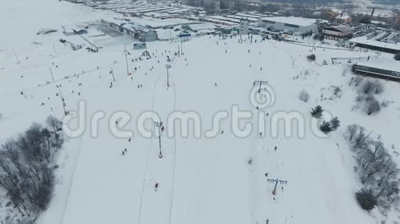 冬季滑雪胜地空中观景视频的预览图