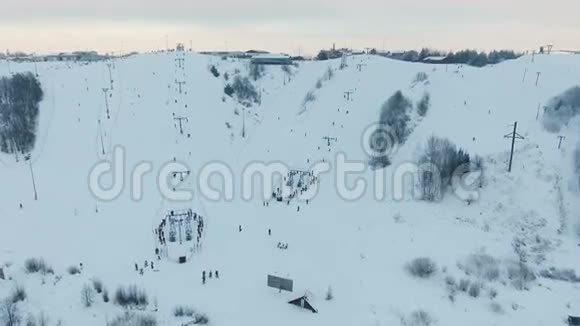 冬季滑雪胜地空中观景视频的预览图