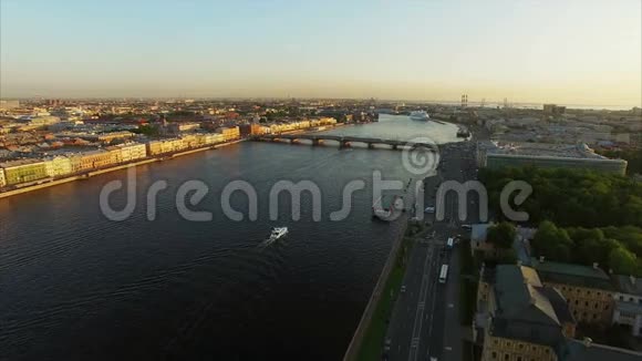圣彼德堡4k空中拍摄可观看涅瓦河和大桥视频的预览图