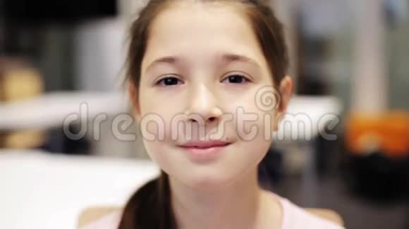 快乐的微笑美丽的青春期女孩视频的预览图