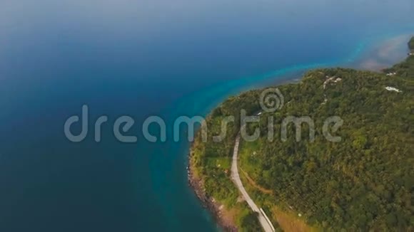鸟瞰热带岛屿上美丽的海岸线菲律宾Camiguin岛视频的预览图