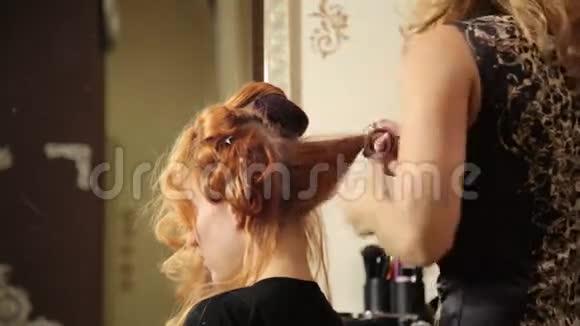 在美容院的时间一位在美容院做卷发发型的年轻女士一位漂亮模特视频的预览图
