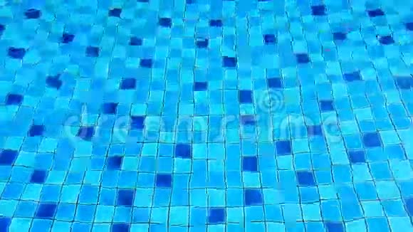 蓝色游泳池里的水视频的预览图