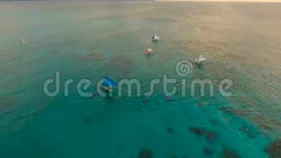 美丽的日落过海鸟瞰菲律宾长滩岛视频的预览图