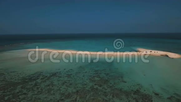 鸟瞰热带岛屿美丽的海滩菲律宾Camiguin岛视频的预览图