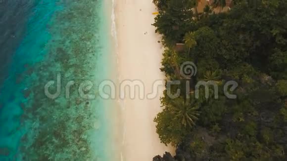 带船的热带海滩鸟瞰热带岛屿视频的预览图