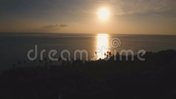 美丽的日落过海鸟瞰菲律宾长滩岛视频的预览图