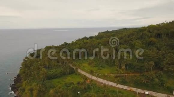 鸟瞰热带岛屿上美丽的海岸线菲律宾Camiguin岛视频的预览图