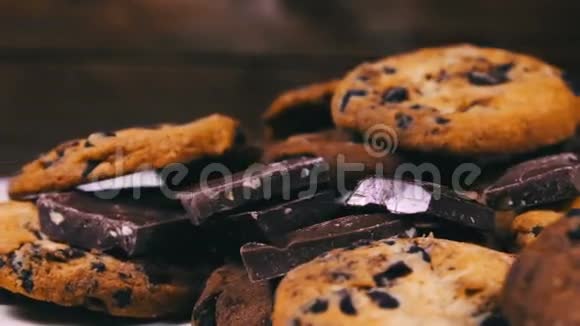 带有浅巧克力片牛奶和黑巧克力片的美味小蛋糕饼干视频的预览图
