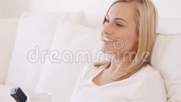 女人在客厅看电视视频的预览图