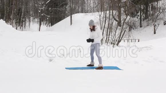 冬季瑜伽课程在美丽的地方视频的预览图