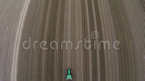 拖拉机收割田地视频的预览图