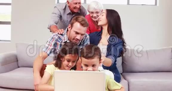 微笑多代家庭使用笔记本电脑视频的预览图