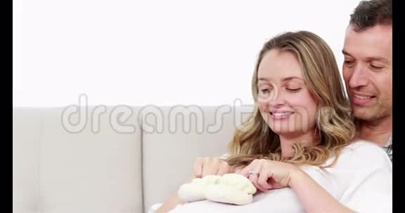 丈夫和怀孕的妻子微笑视频的预览图