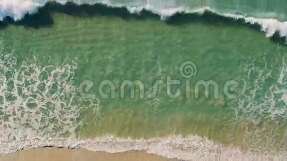 沙滩上的空中观景小波浪视频的预览图
