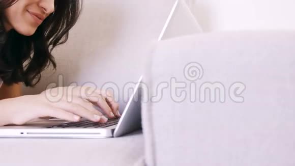 坐在沙发上用笔记本电脑的女人视频的预览图