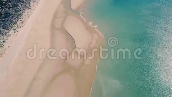 沙滩上的空中观景小波浪视频的预览图
