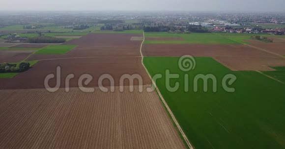 自然和景观鸟瞰田野耕种绿草乡村农业视频的预览图