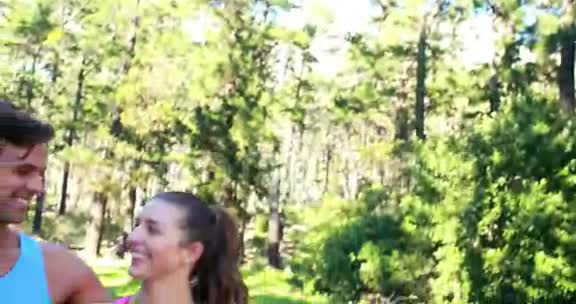 微笑运动情侣一起慢跑视频的预览图