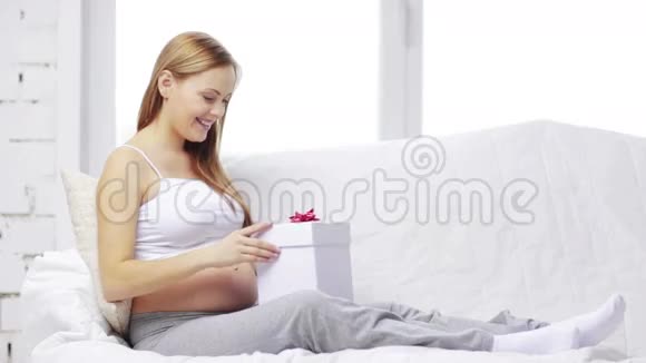 带礼品盒的孕妇视频的预览图