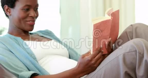 孕妇在看书视频的预览图