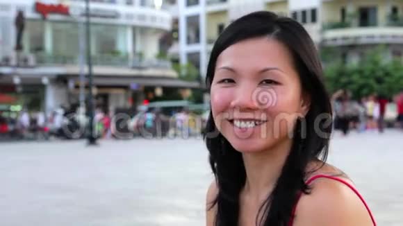 市中心快乐的中国年轻女子视频的预览图