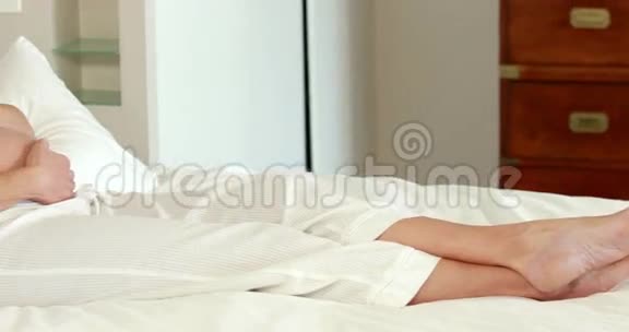 孕妇在床上放松视频的预览图
