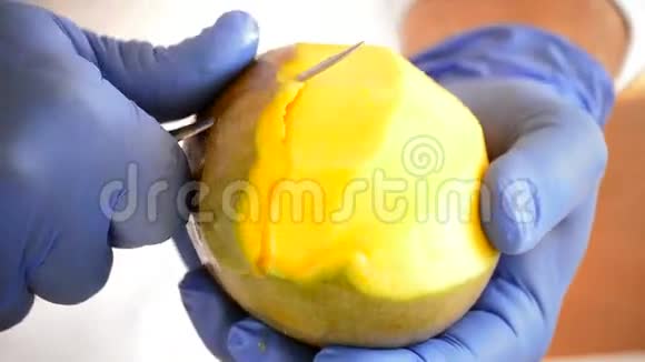 厨师或专业厨师手切芒果水果视频的预览图
