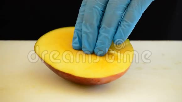 专业厨师手把芒果水果切成薄片视频的预览图