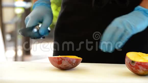 专业厨师把芒果切成薄片视频的预览图