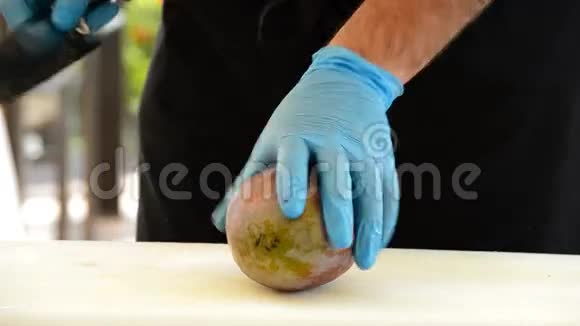 切芒果热带水果的厨师或专业厨师视频的预览图