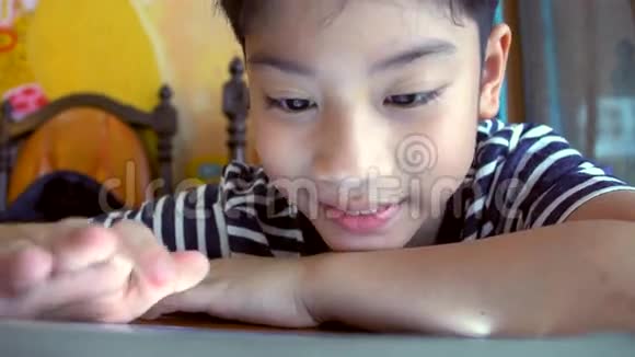 快乐亚洲儿童观看及玩平板电脑视频的预览图