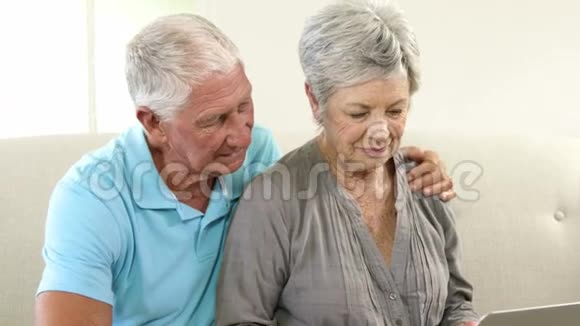 快乐的老夫妇用电脑视频的预览图