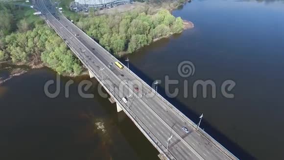 河上的桥景道路交汇处城市睡眠区视频的预览图
