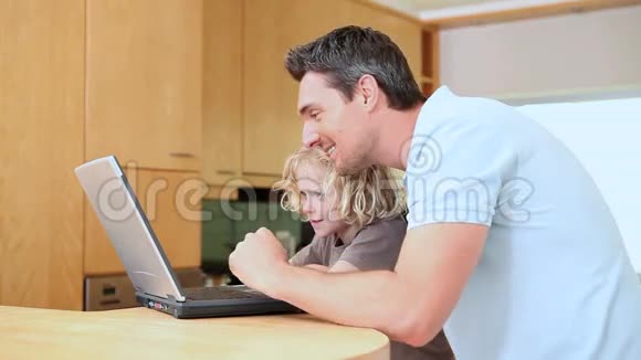 父子俩用笔记本电脑视频的预览图