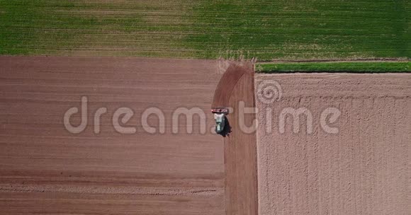 拖拉机耕田犁田的鸟瞰图和播种的拖拉机农业和农业运动视频的预览图
